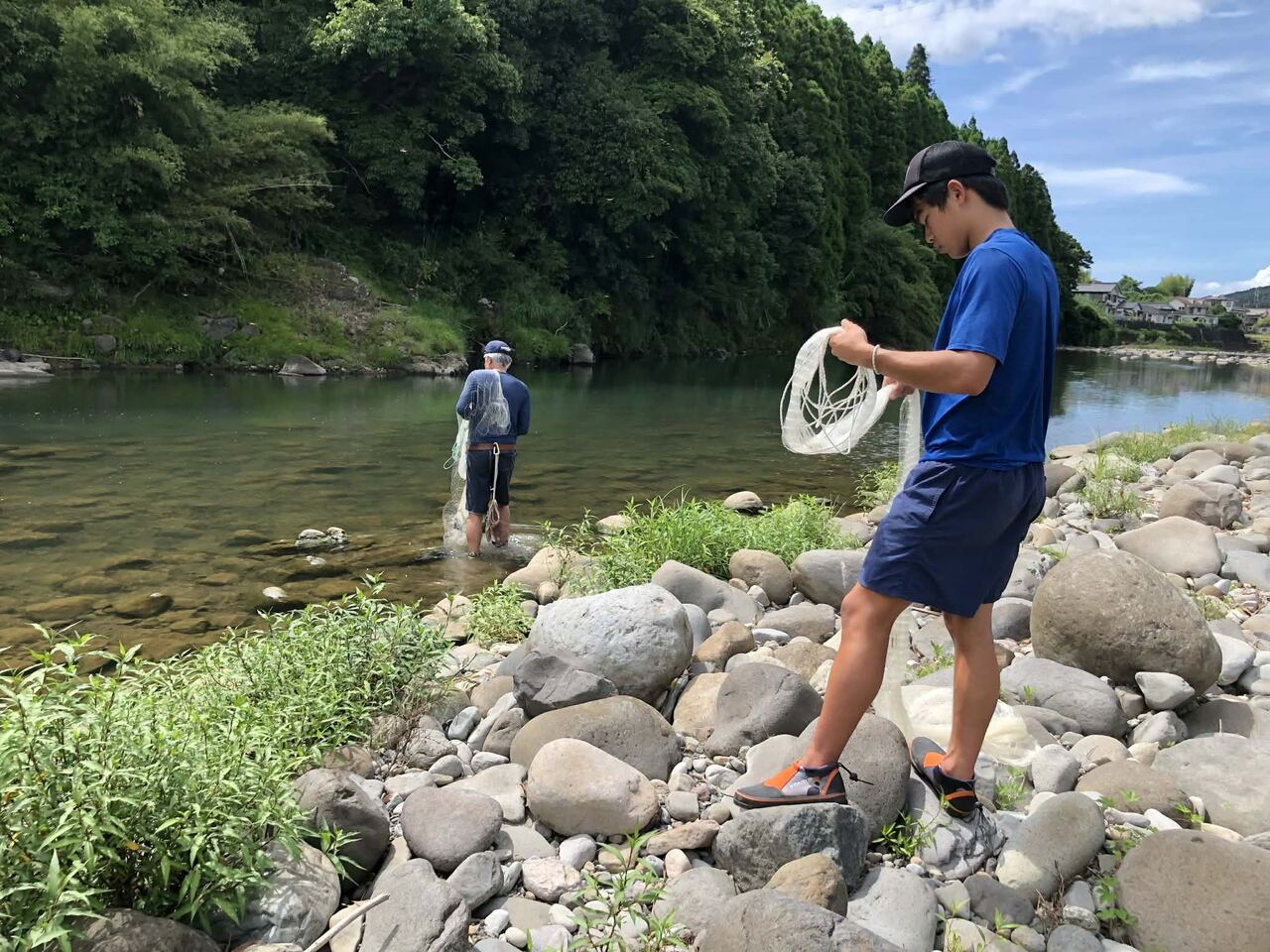 川での採集の様子