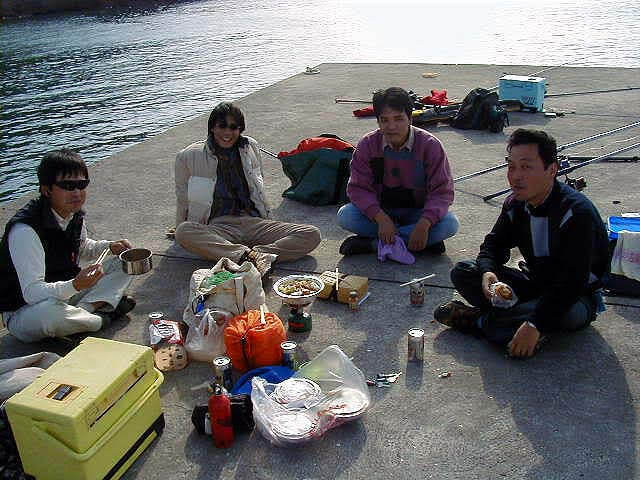 防波堤で食事をとる参加者
