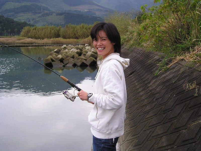 水辺で釣りを楽しむ参加者
